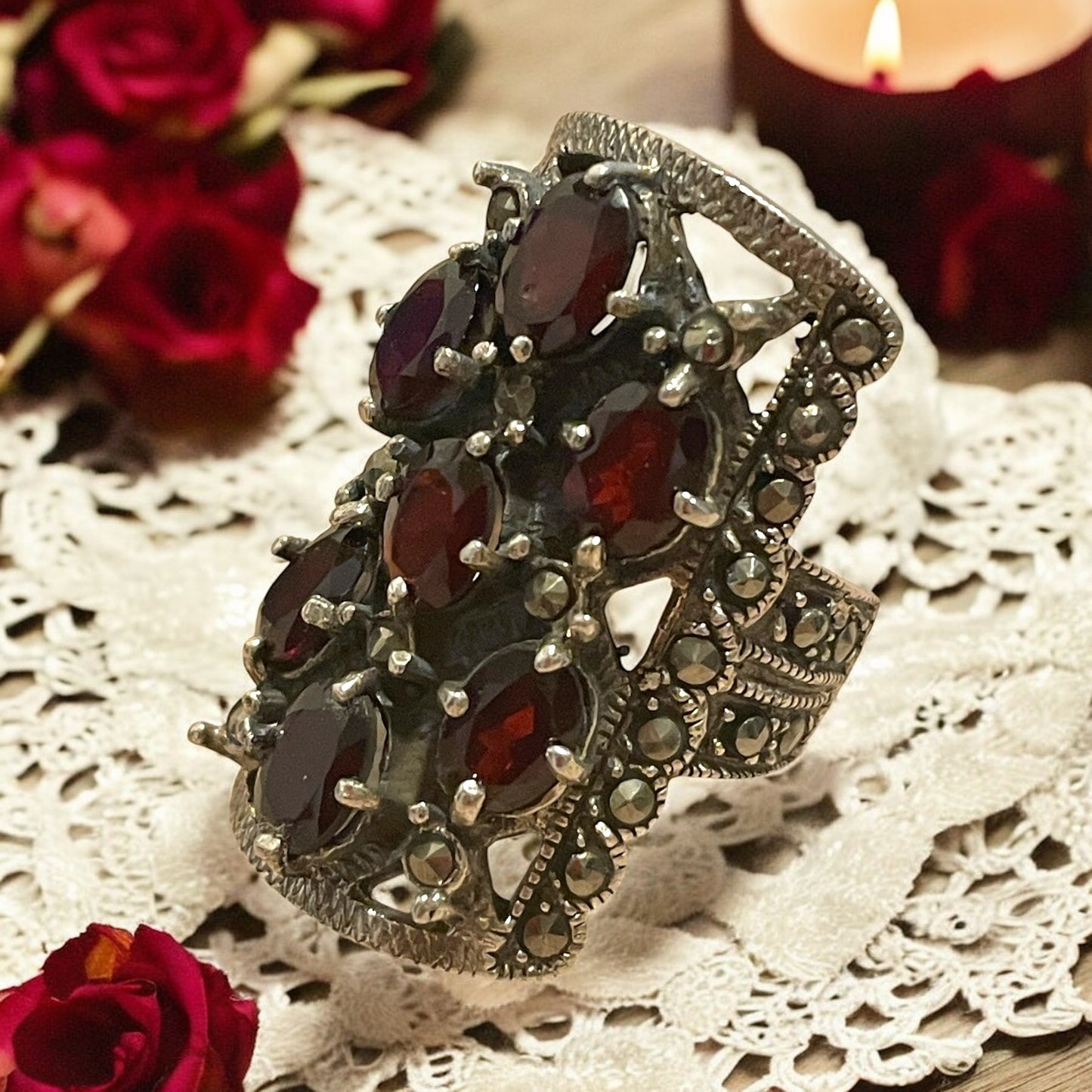 Anello con granati e marcasiti, stile vittoriano, argento