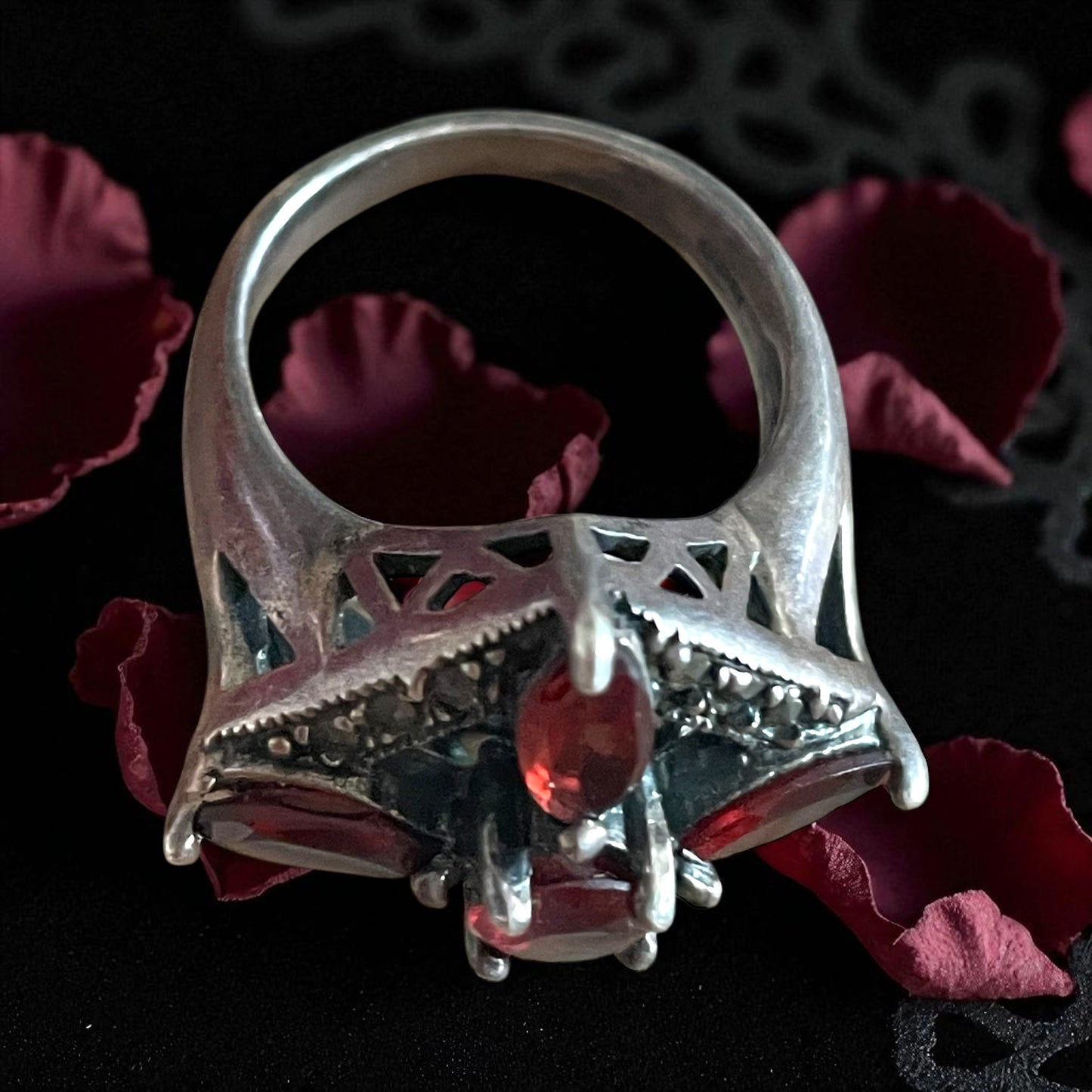 Cocktail ring in argento a montatura traforata con granati e marcasiti