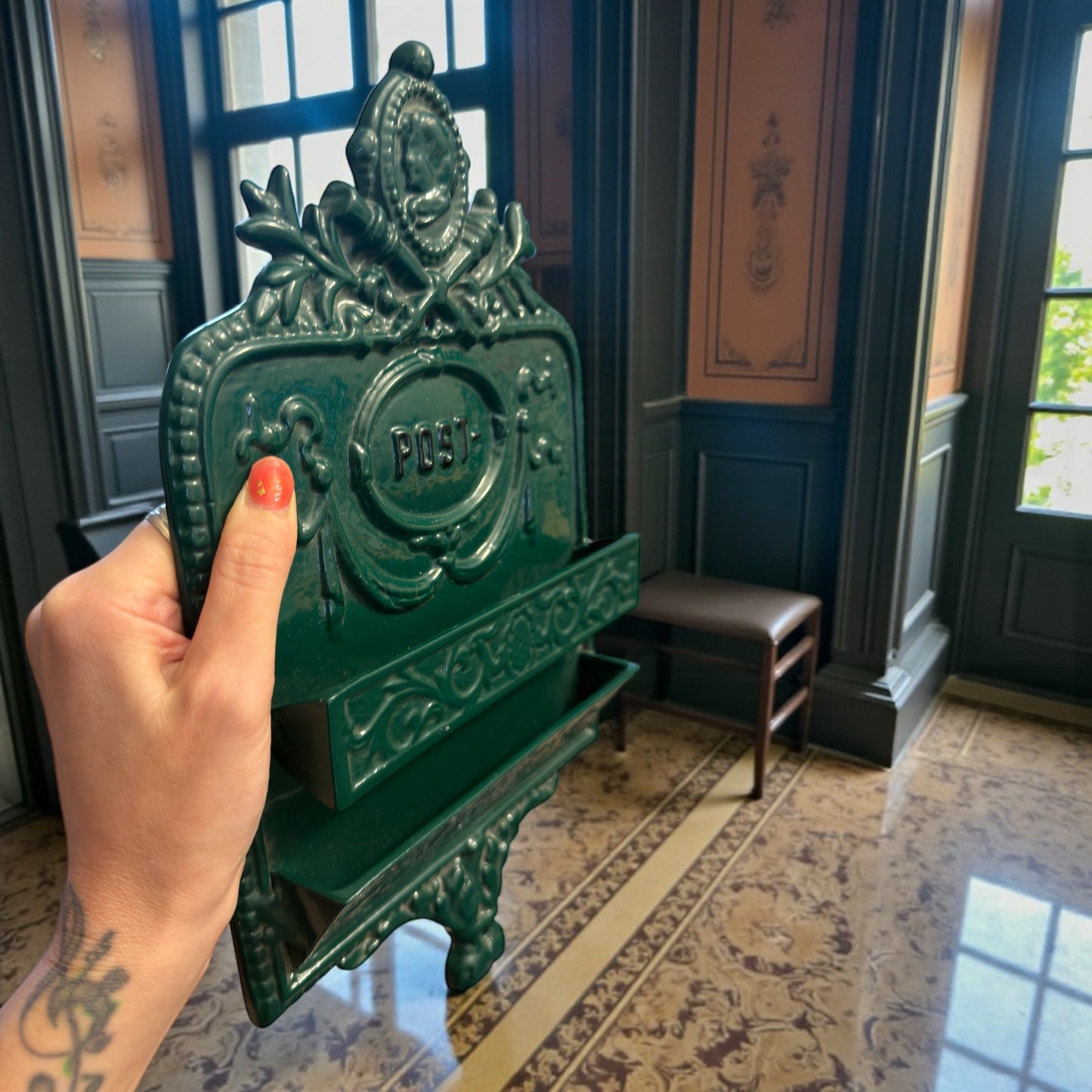 Cassetta postale da interno in ghisa smaltata contemporanea ispirata al Liberty europeo