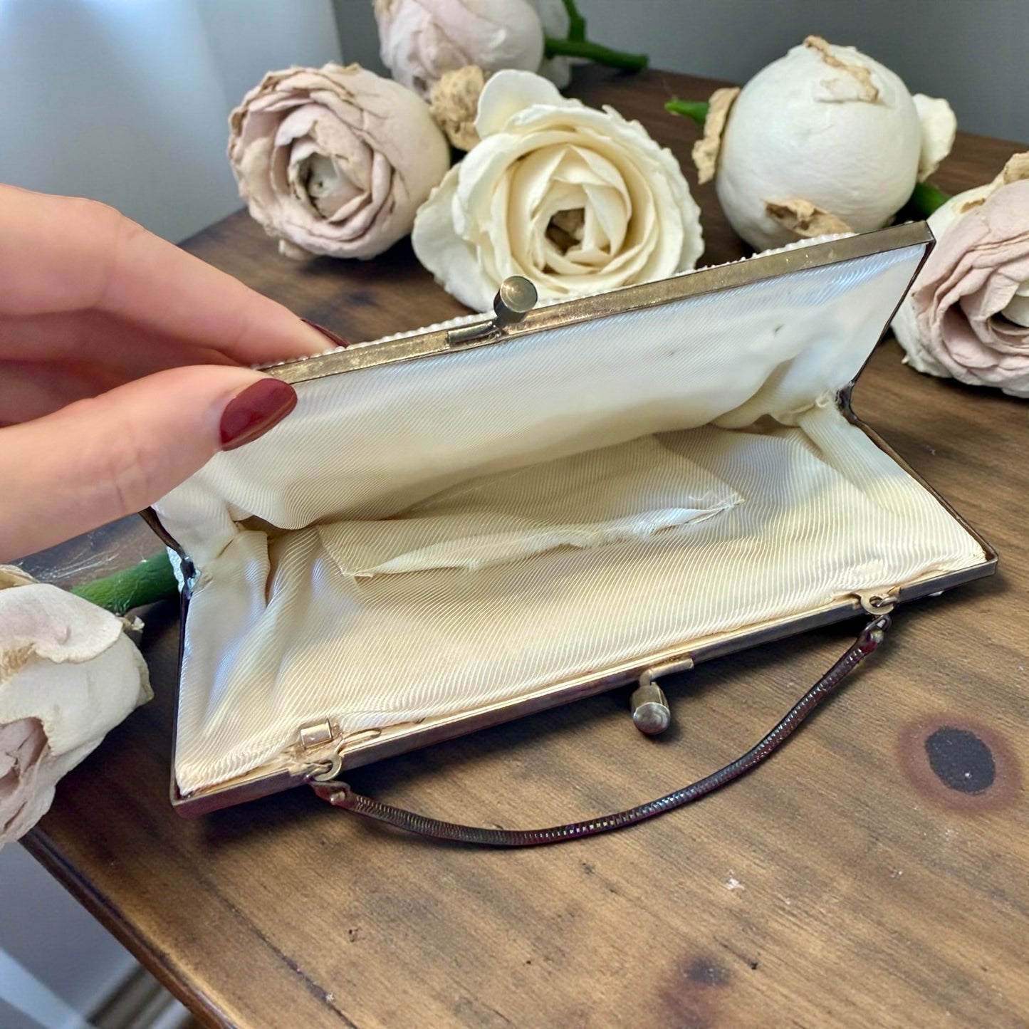 Elegante borsetta clutch da cerimonia anni ‘50 da polso/gomito in perline bianche