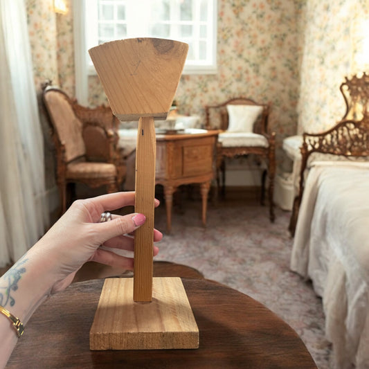 Cappello anni ‘40 da donna con relativo porta cappello da modisteria