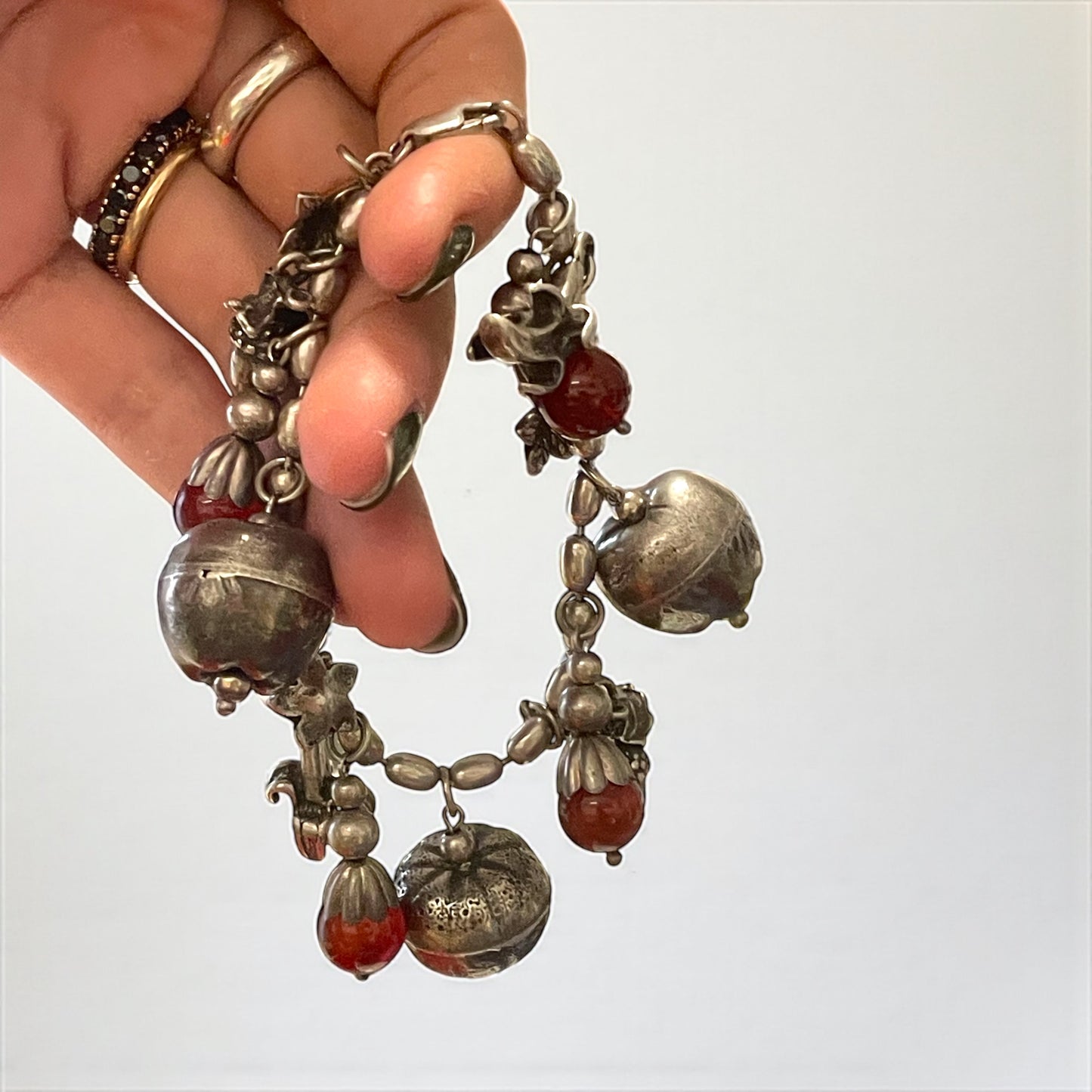 Bracciale in argento massiccio e corniola con simboli di fertilità, anni ‘40