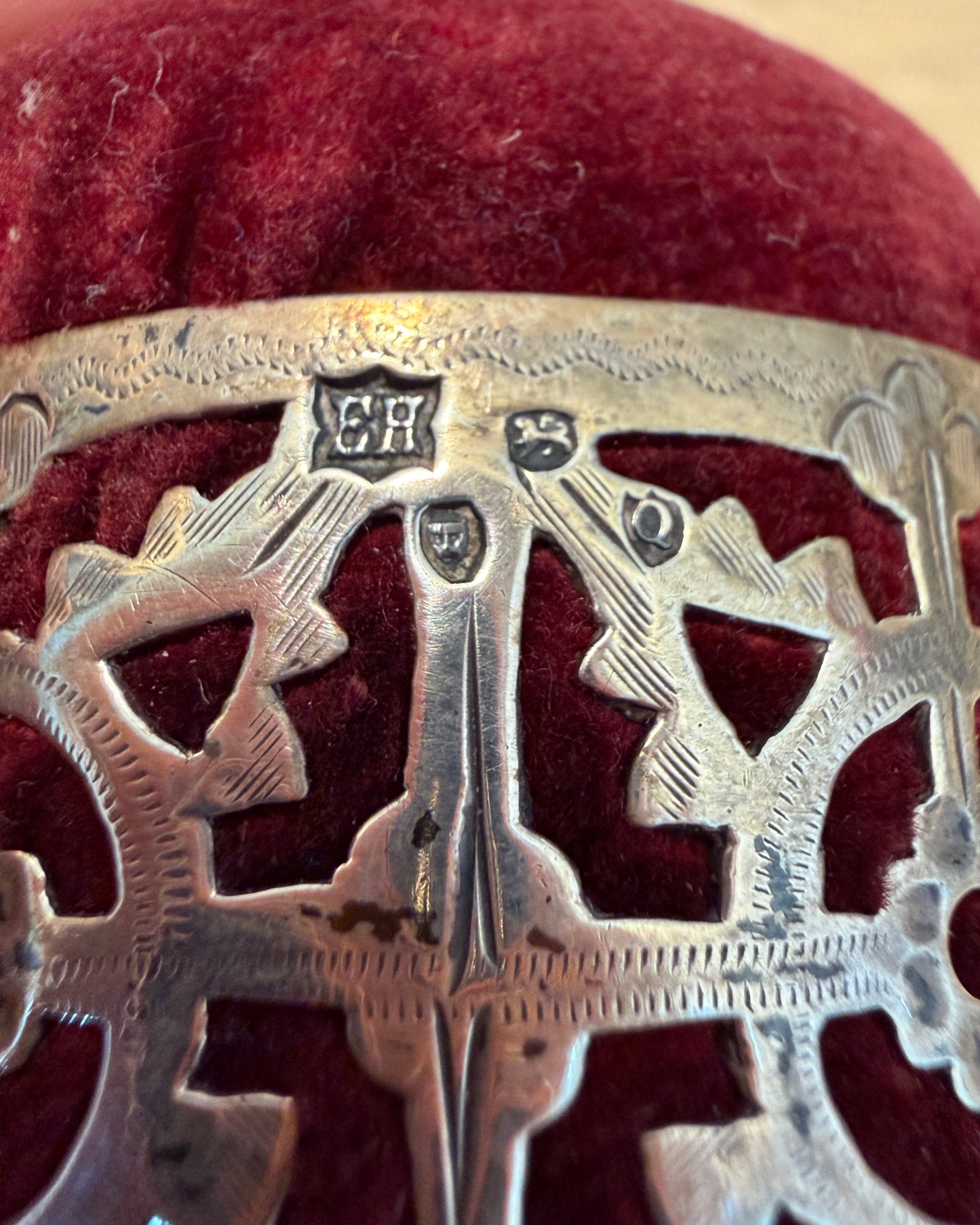 Puntaspilli pin cushion in argento inglese antico fine ‘800 con 5 spilloni da cappello