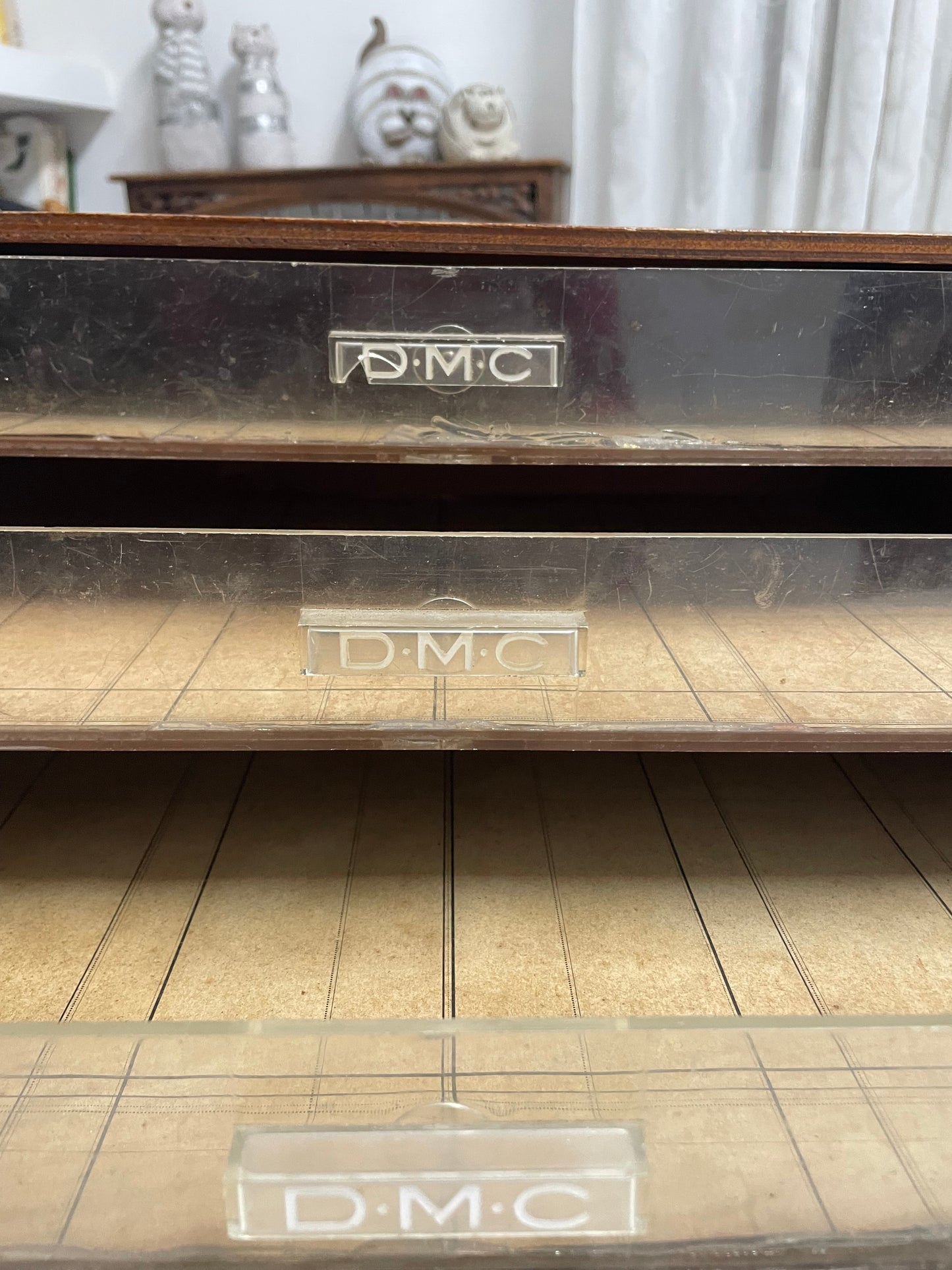 Cassettiera da merceria DMC, legno con loghi dorati, 3 cassetti, anni ‘50