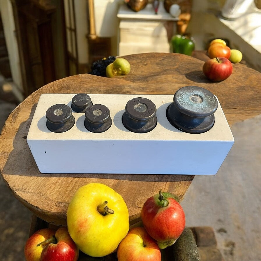 Pesiera anni ‘30 - ‘40 completa, riverniciata, con pesi piatti