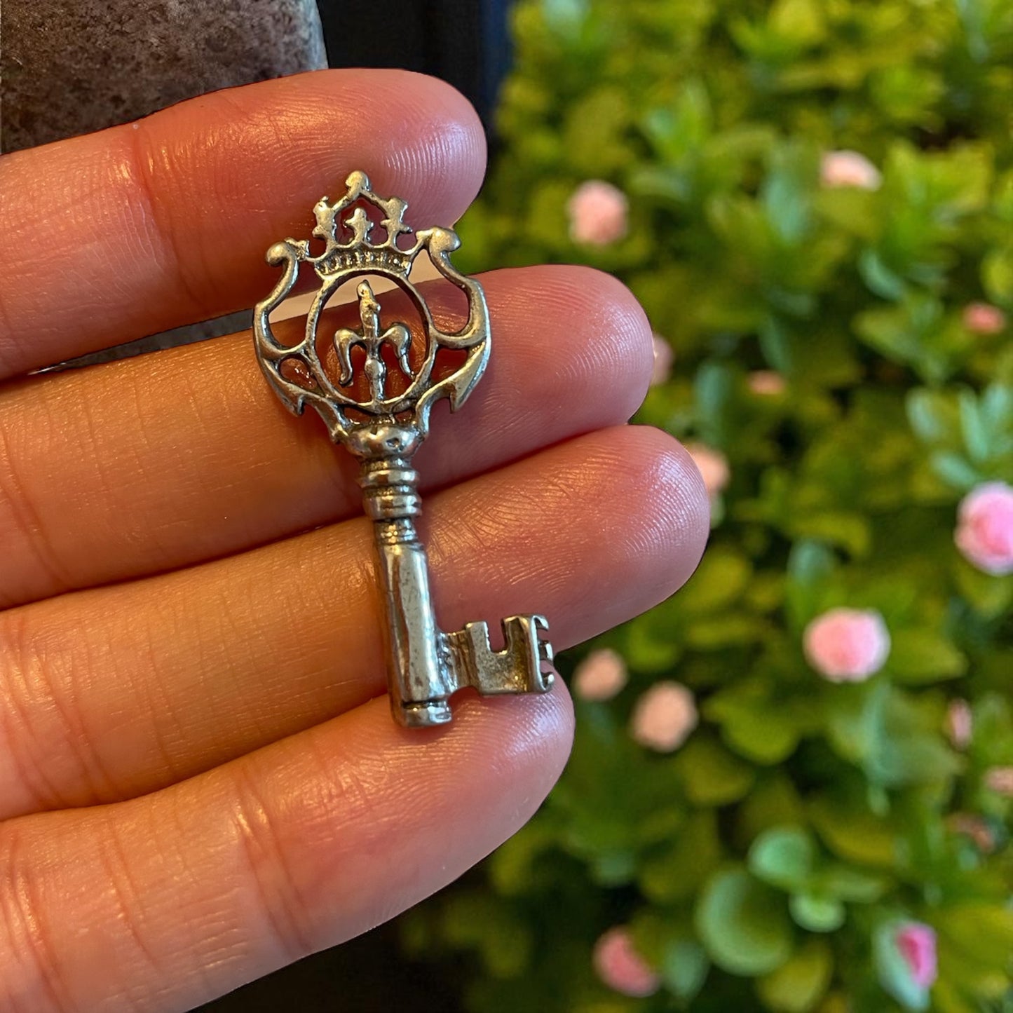 Pendente - gioiello a guisa di chiave con giglio e corona in argento