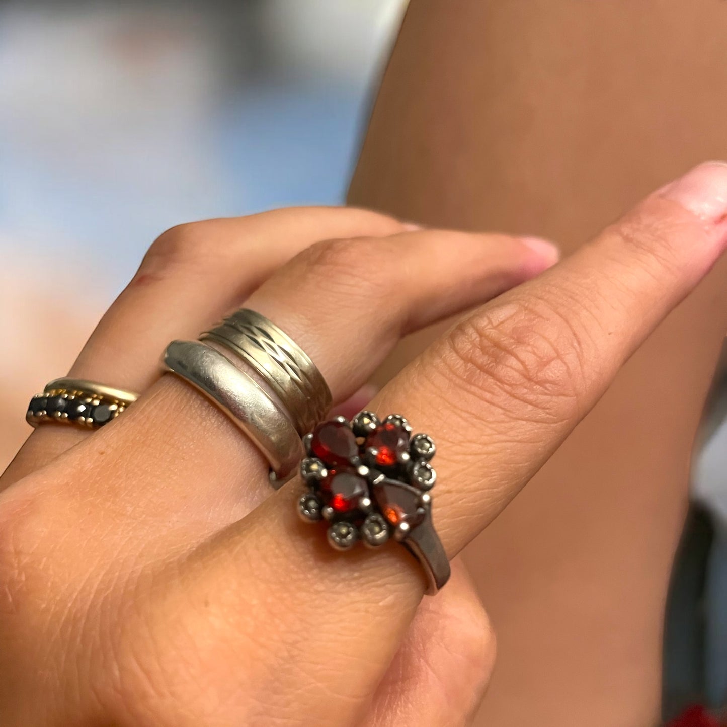 Anello in argento 925 con granati marcasiti