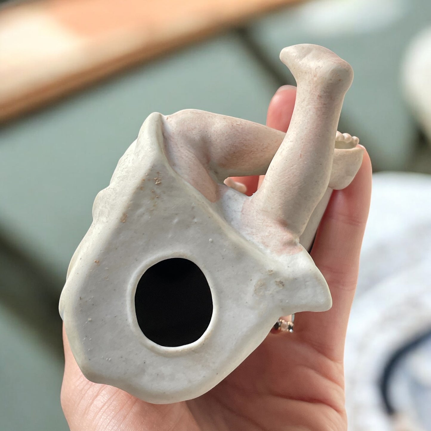 Statuina piano baby in bisquit con galletta