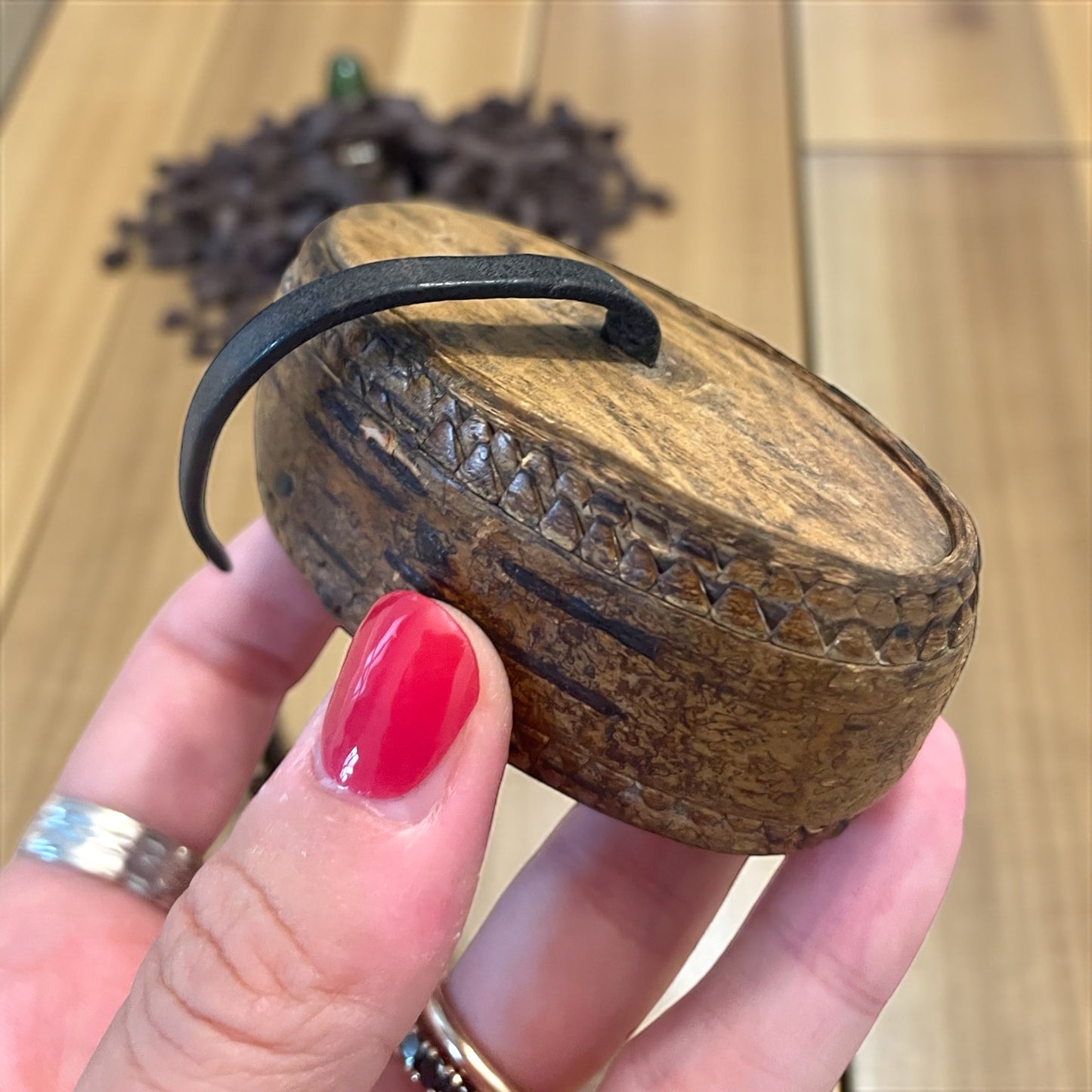 Snuff box scandinava intagliata nel legno con laccetto in cuoio