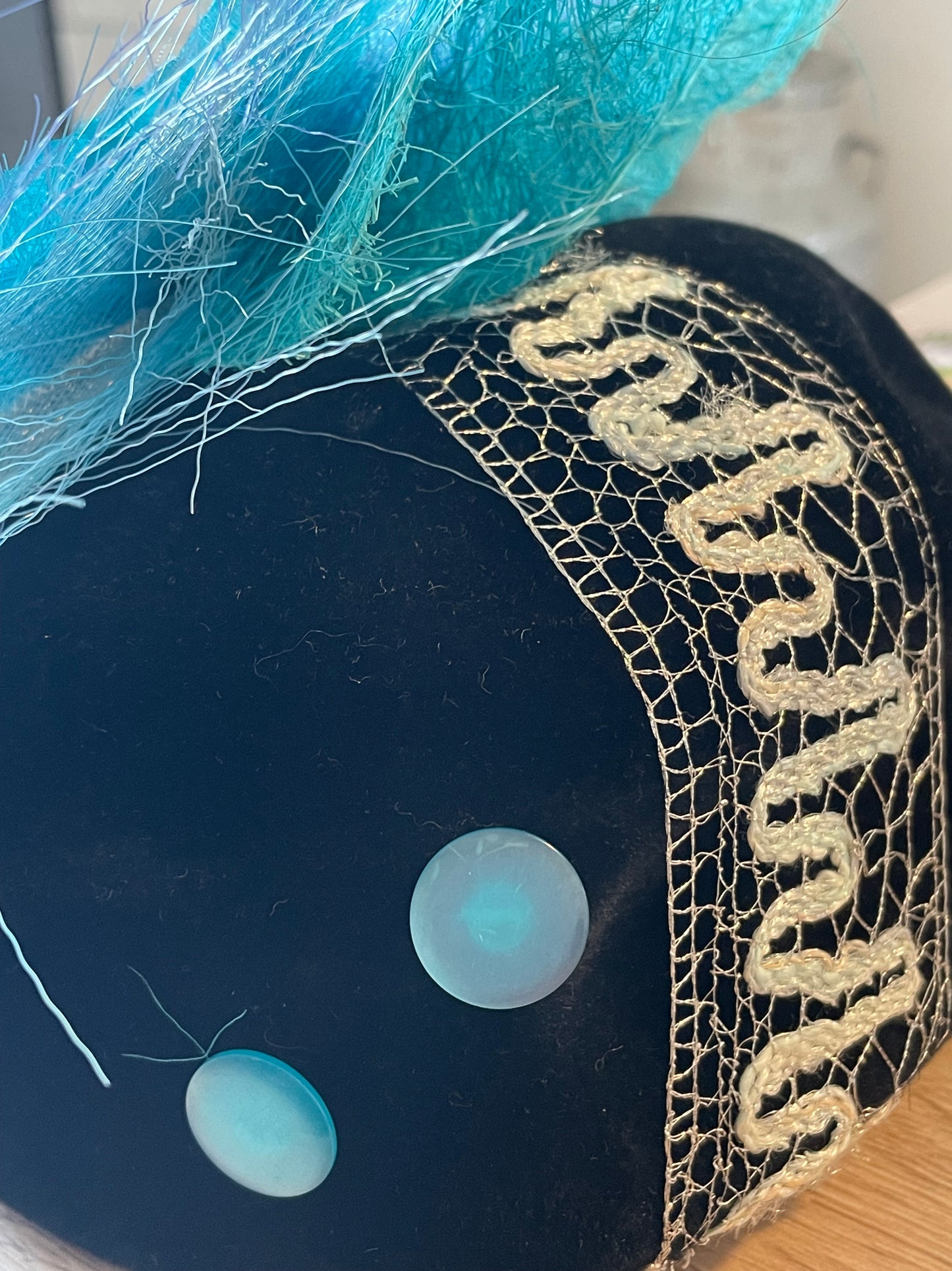 Cappellino cocktail anni ‘40 rivisitato da stilista