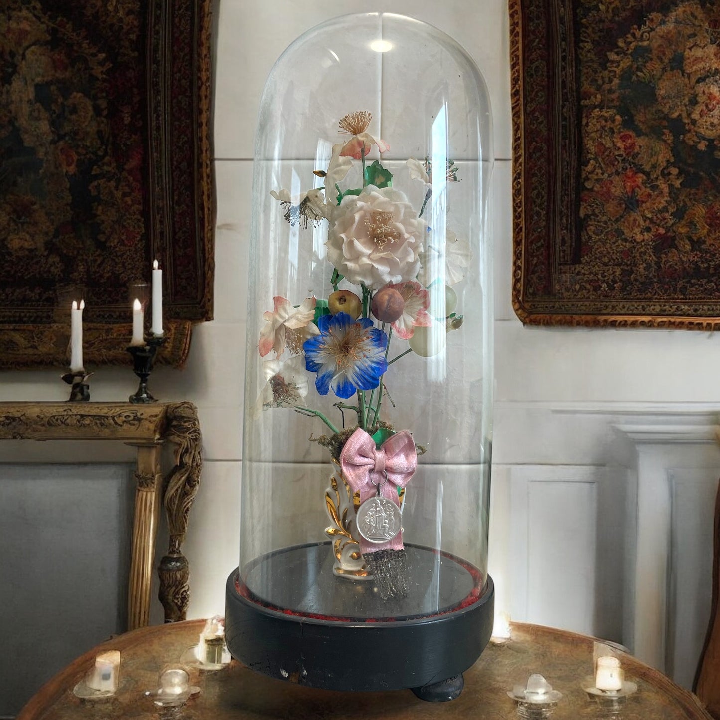 Antica campana in vetro ad memoriam con decorazioni