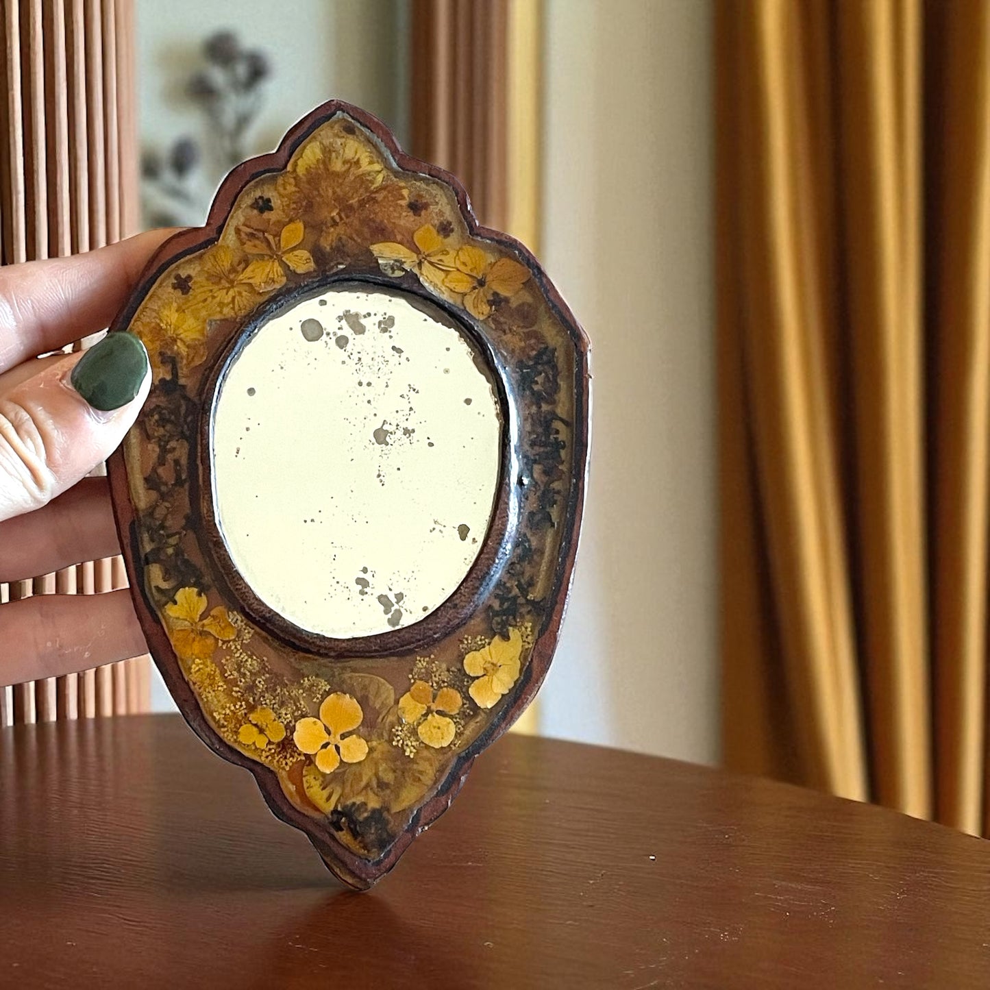 Specchio anni ‘50 in cuoio e resina con veri fiori essiccati