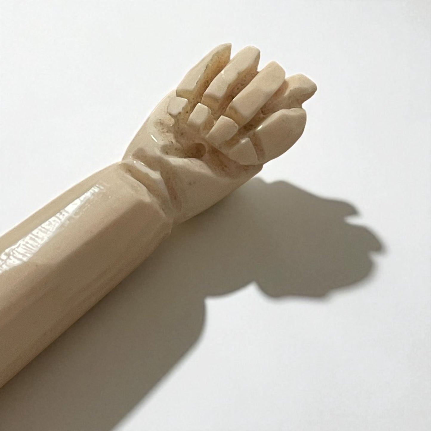 Mano figa amuleto apotropaico intagliato in conchiglia, primo ‘900