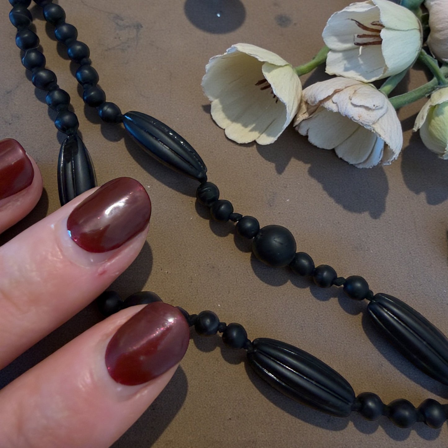 Lunghissima collana da lutto in vulcanite / ebanite primi 900, 150 cm