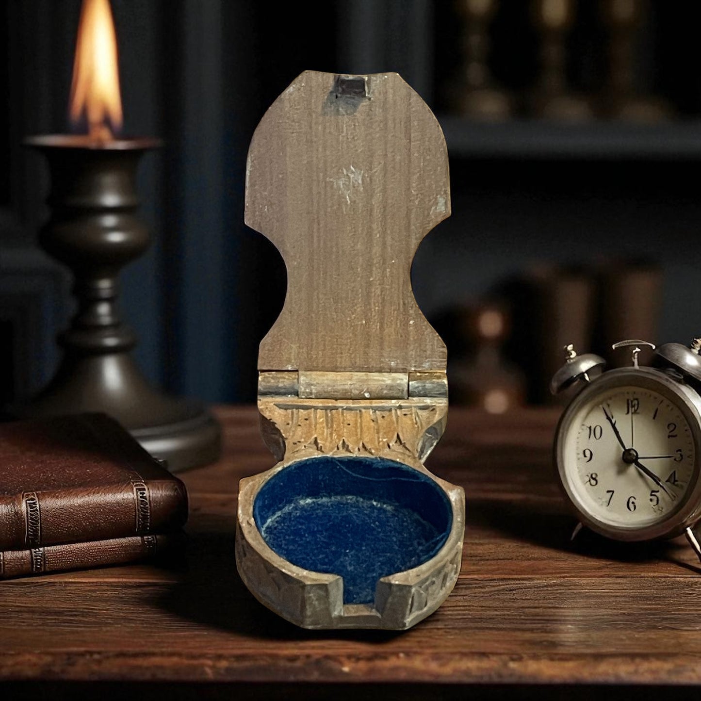 Porta orologio intagliato a mano con motivo fogliato, fine ‘800