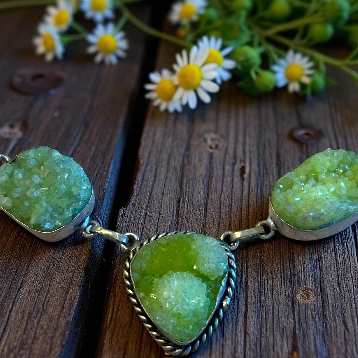 Collana vintage placcata argento con drusa verde