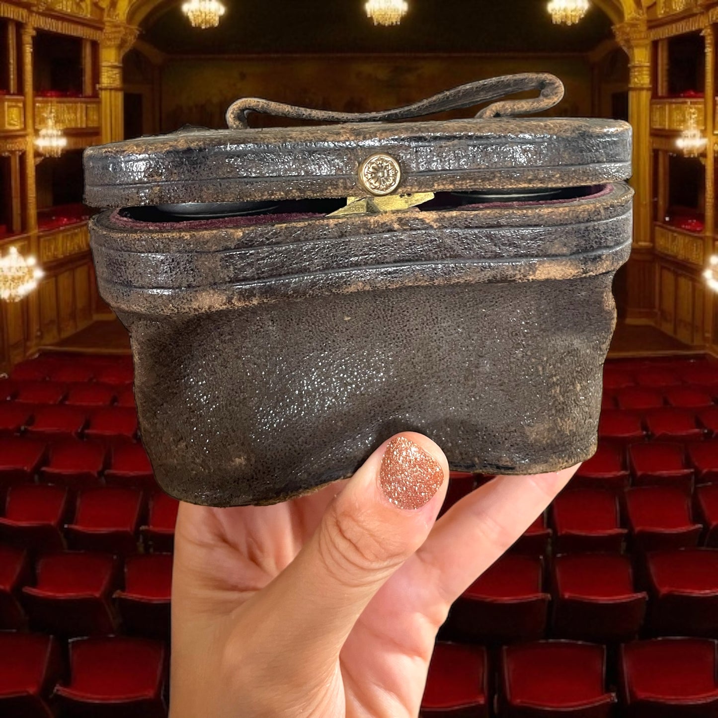 Binocolo da teatro ottone e madreperla con custodia e catenina, 1890-1910