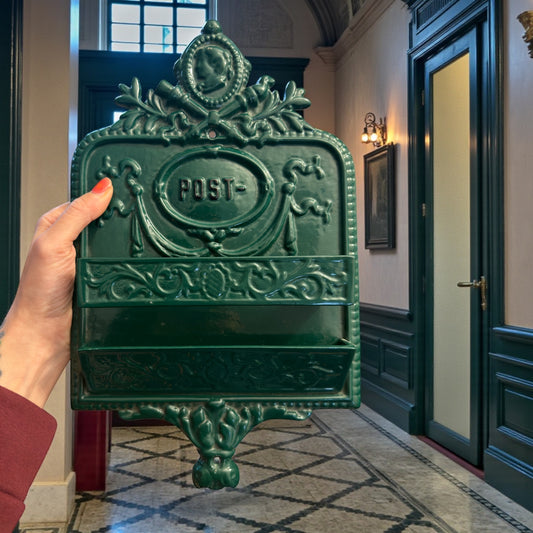 Cassetta postale da interno in ghisa smaltata contemporanea ispirata al Liberty europeo