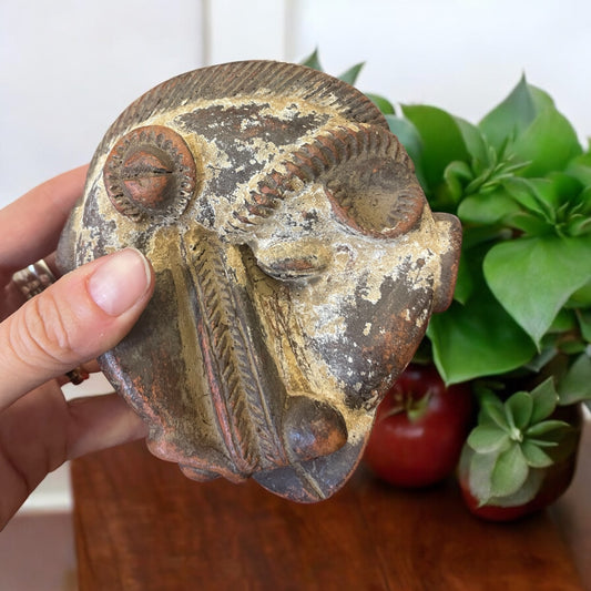 Coppia passaporti tribali, testine in terracotta da indossare, prima metà ‘900