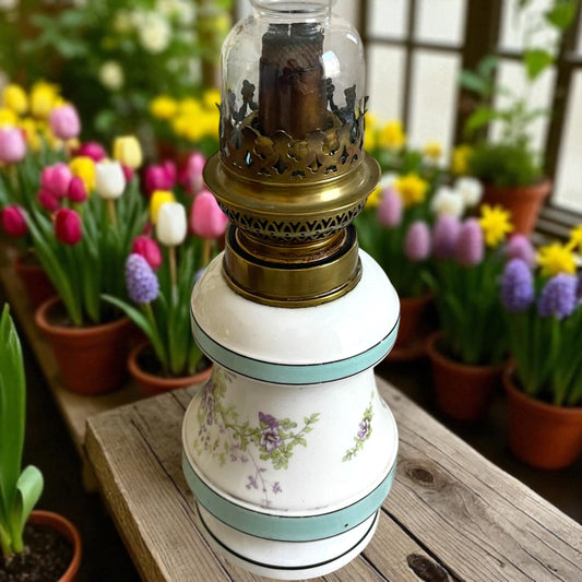 Antica lampada a petrolio con base in ceramica decorata a fiori di lillà