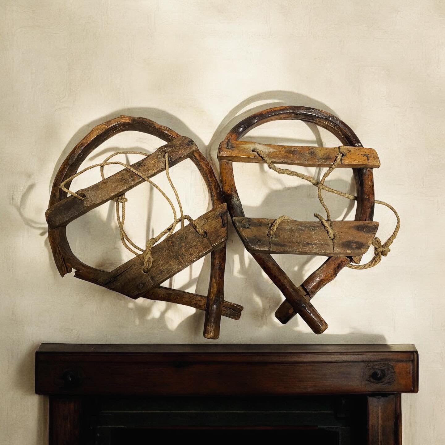 Antiche ciaspole racchette da neve legno incurvato