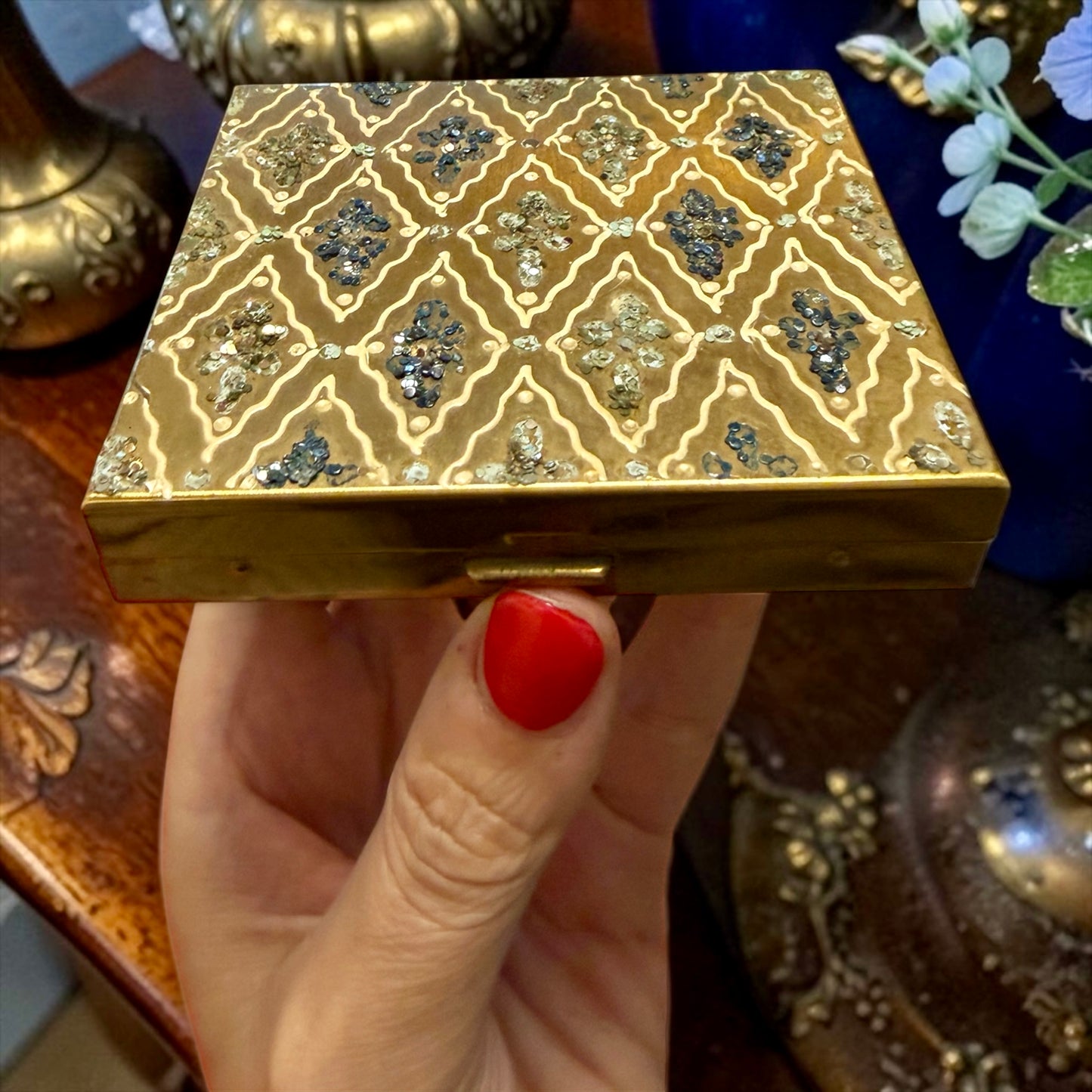 Porta sigarette dorato vintage con fermi metallici, anni ‘50