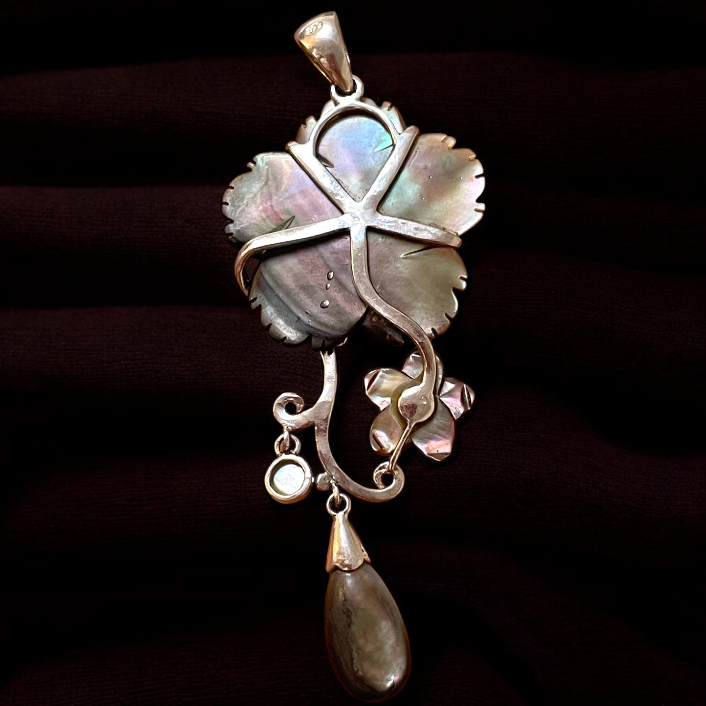 Pendente in argento e madreperla ispirato allo stile Liberty