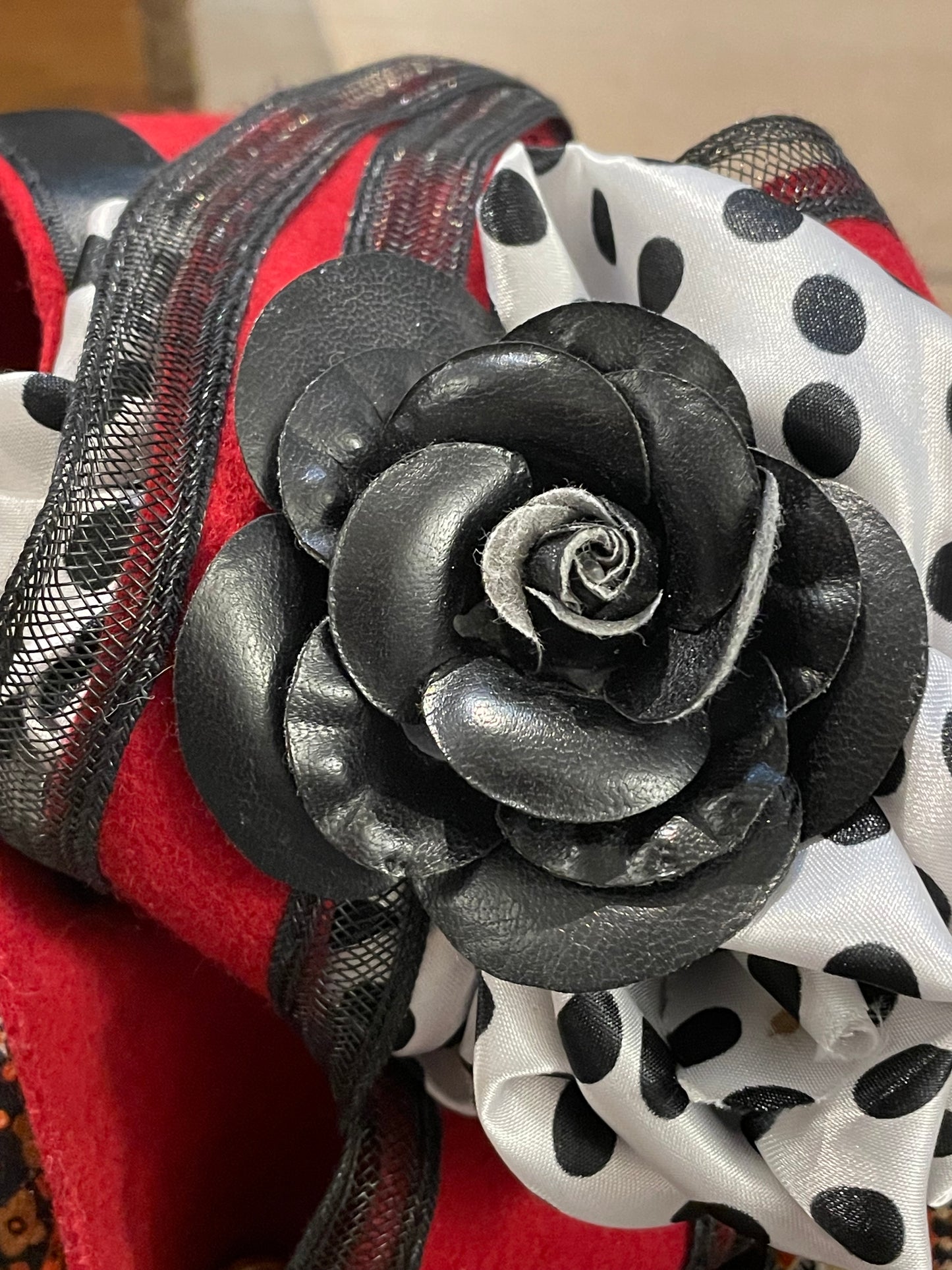 Cappellino pillbox anni ‘50 in feltro rosso rivisitato da stilista francese