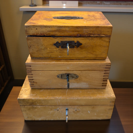 Tre cassette da offerta complete di chiave e serrature