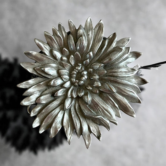 Grande pendente in argento a forma di dalia, ca anni ‘50