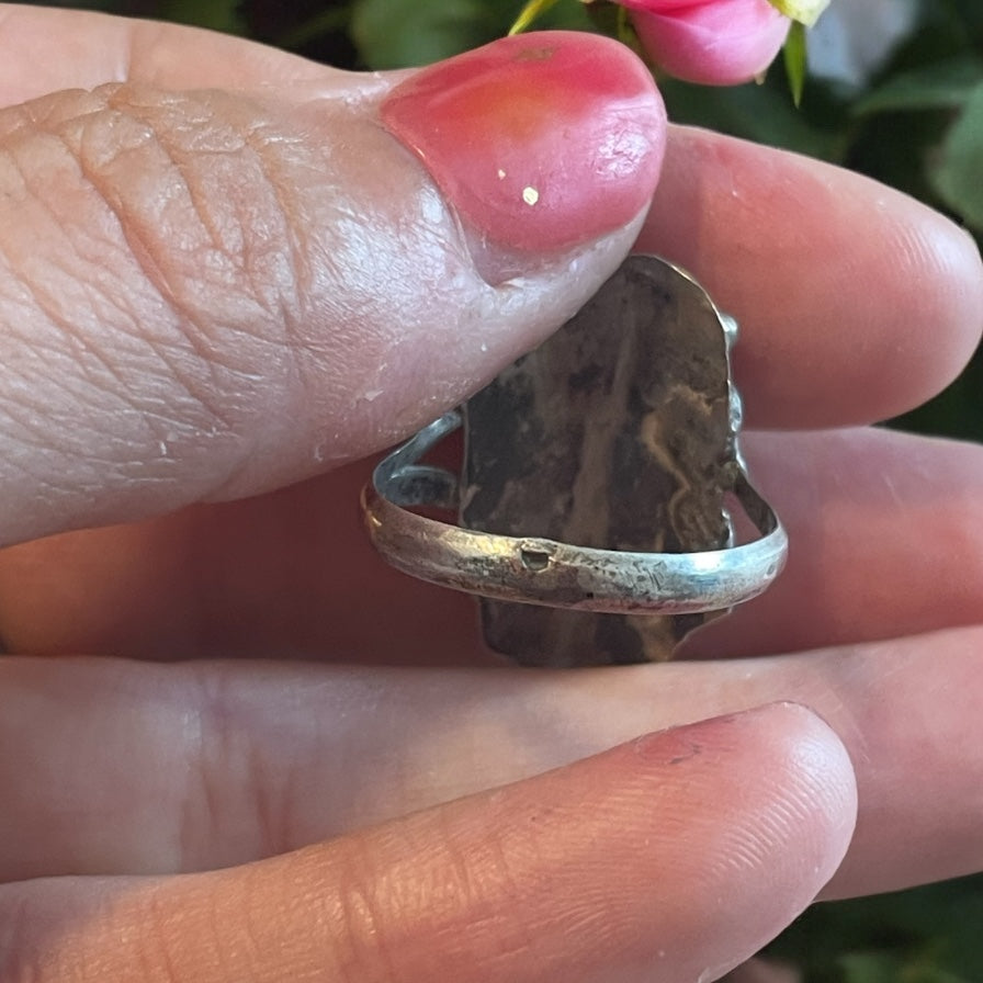 Anello anni ‘50 argento 800 con cabochon in resina e inclusione petalo