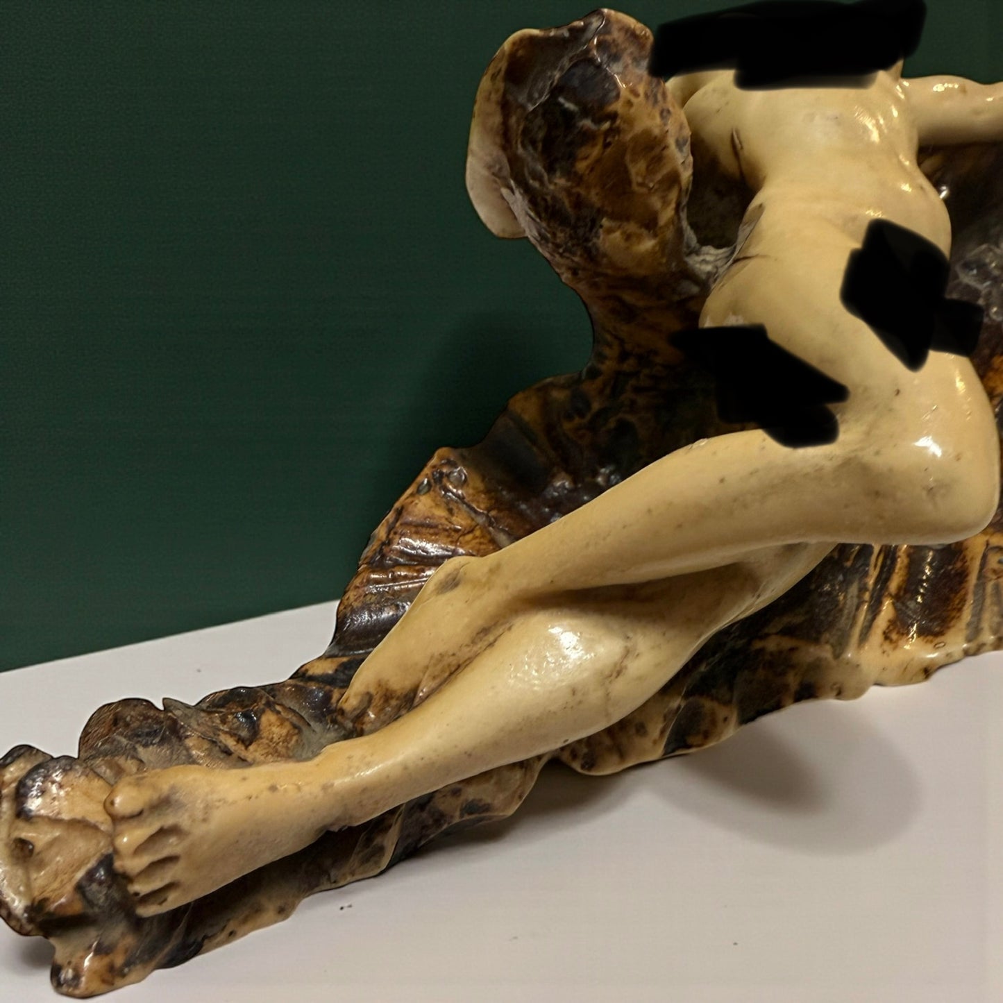 Scultura tardo Déco nudo di donna su roccia