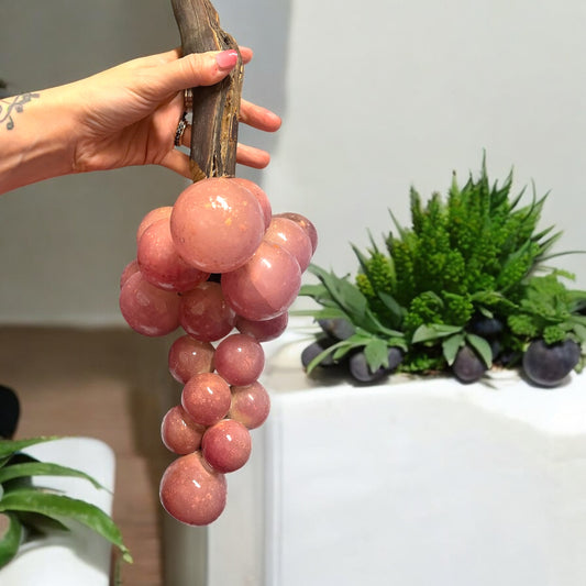 Grande grappolo d’uva in alabastro dipinto, anni ‘50 manifattura toscana