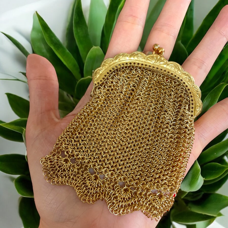 Aumonière antico dorato con decorazioni a conchiglie e maglia finissima, ca anni ‘10-‘20