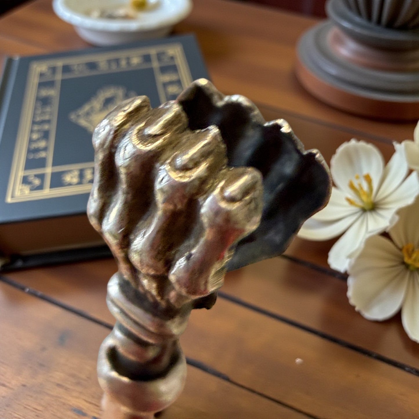 Porta-sigaretta da dito, anello in argento con asta regolabile e zampe leonine, fine ‘800 primo ‘900