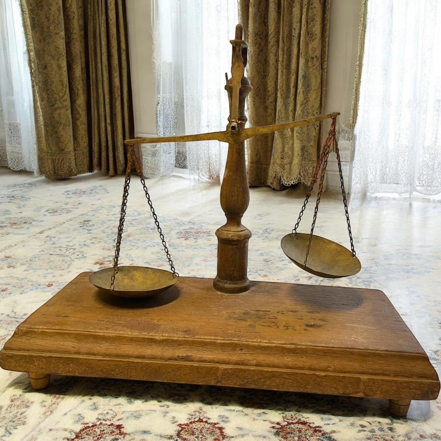 Grande Bilancia con piano ligneo su piedini da drogheria, seconda metà ottocento