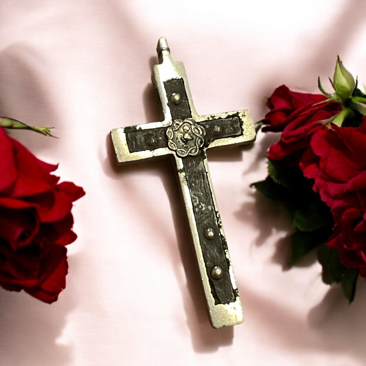 Antica croce memento mori da lutto con teschio