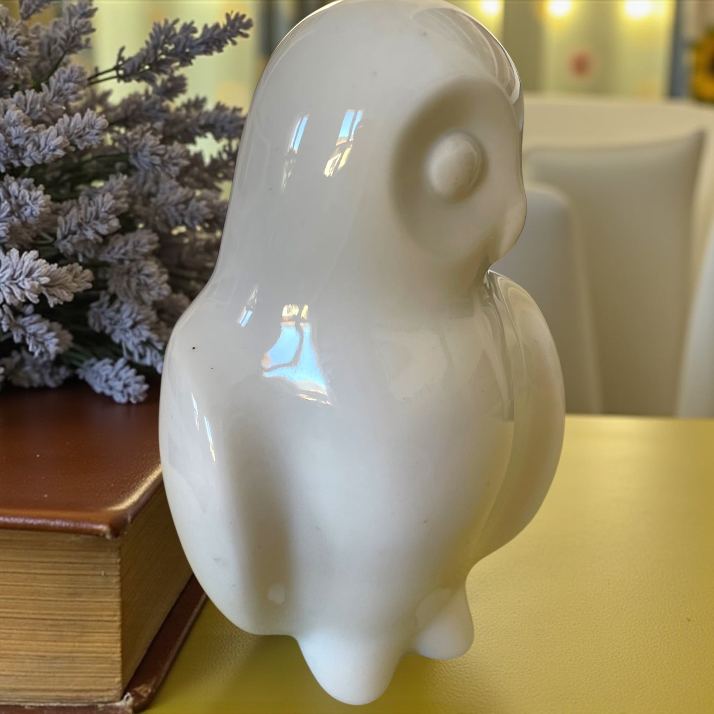 Gufo in porcellana bianca manifattura Fürstemberg anni ‘70, statua modernista