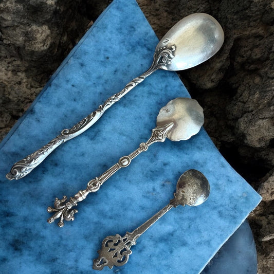 Tris antichi cucchiai d’argento da collezione, 1800-1900