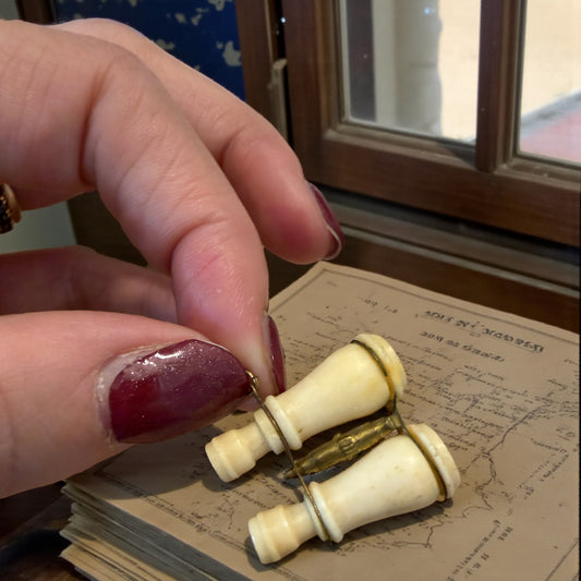 Raro pendente a guisa di binocolo con doppia lente Stanhope e vedute di Pompei, fine 800 primo 900