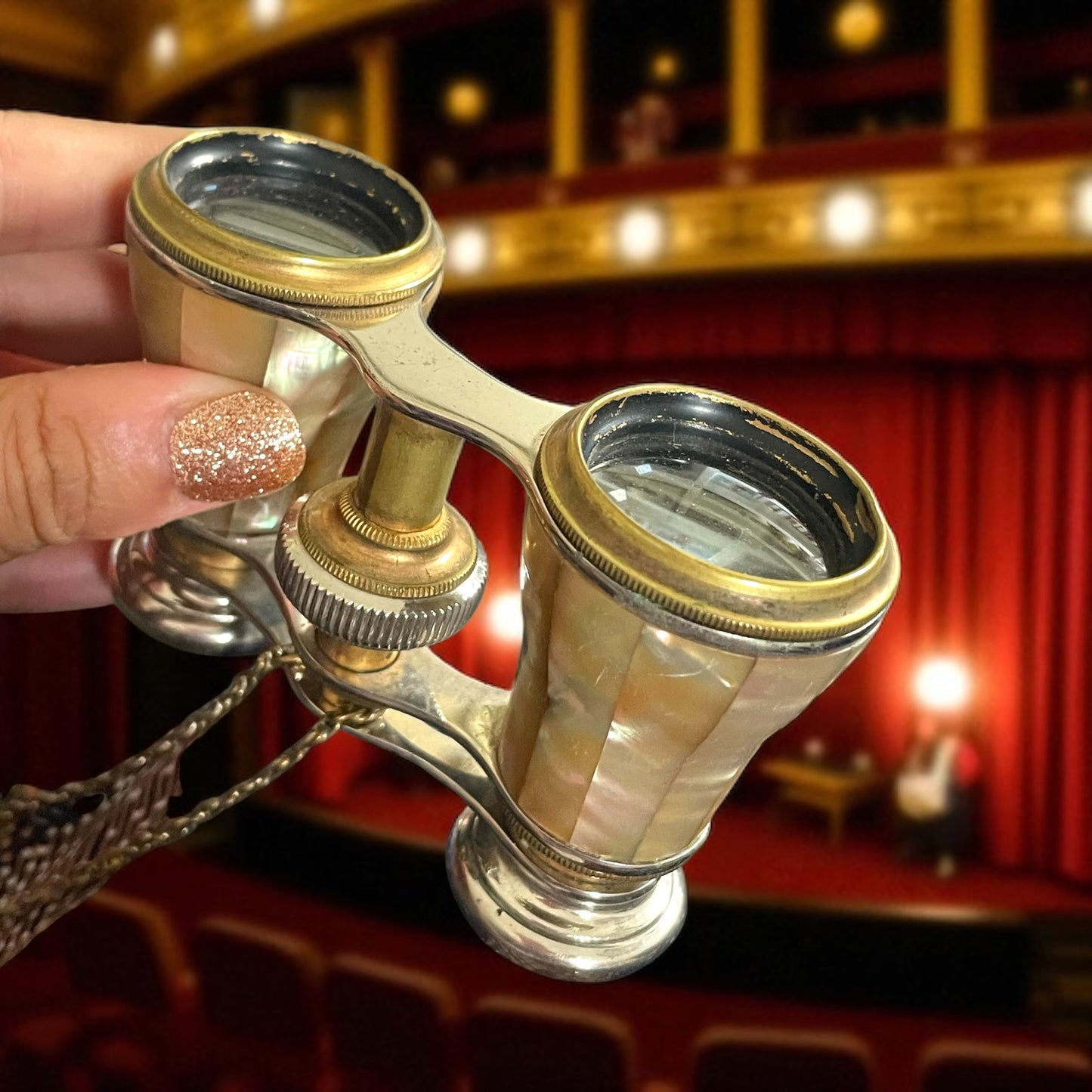 Binocolo da teatro ottone e madreperla con custodia e catenina, 1890-1910