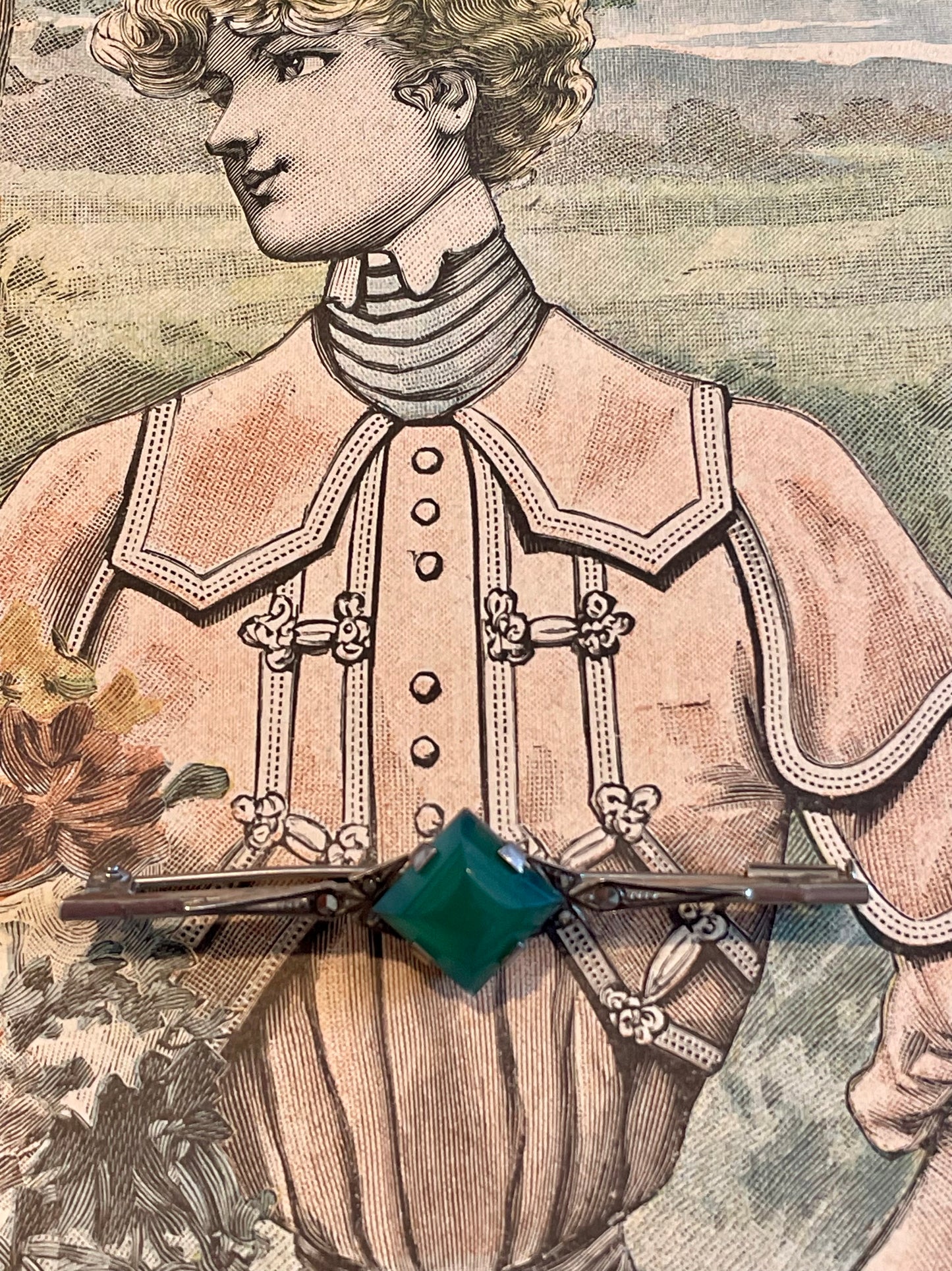 Spilla art deco anni ‘30 con marcasiti e vetro verde, montatura in argento punzonato