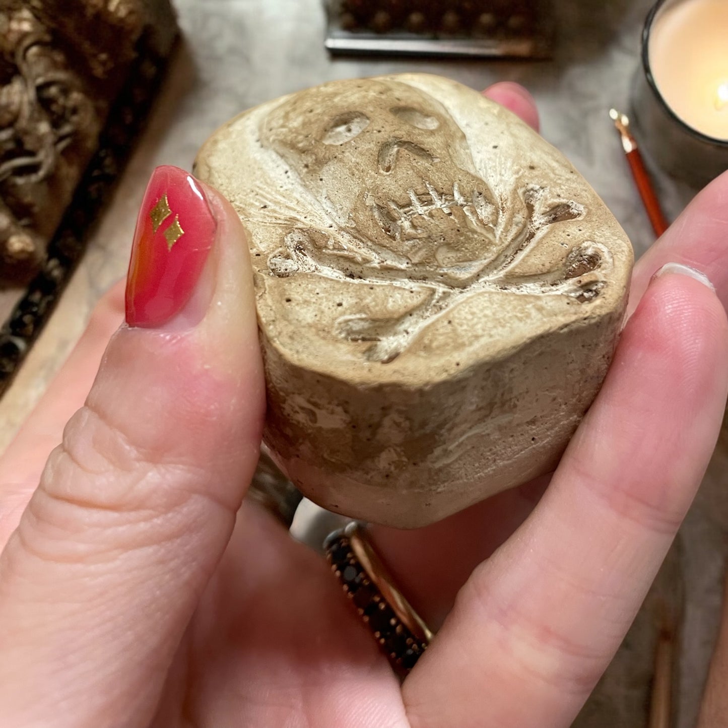 Memento mori in gesso con teschio bifacciale, vanitas epoca sconosciuta