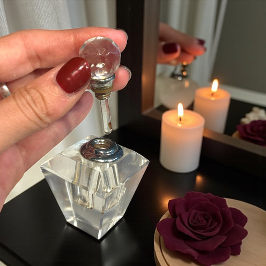 Coppia flaconi da profumo in vetro molato, anni ‘50, tappi a diamantino e rosa