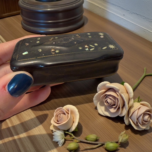 Tabacchiera in corno ottocentesca con decori argentati ed in madreperla