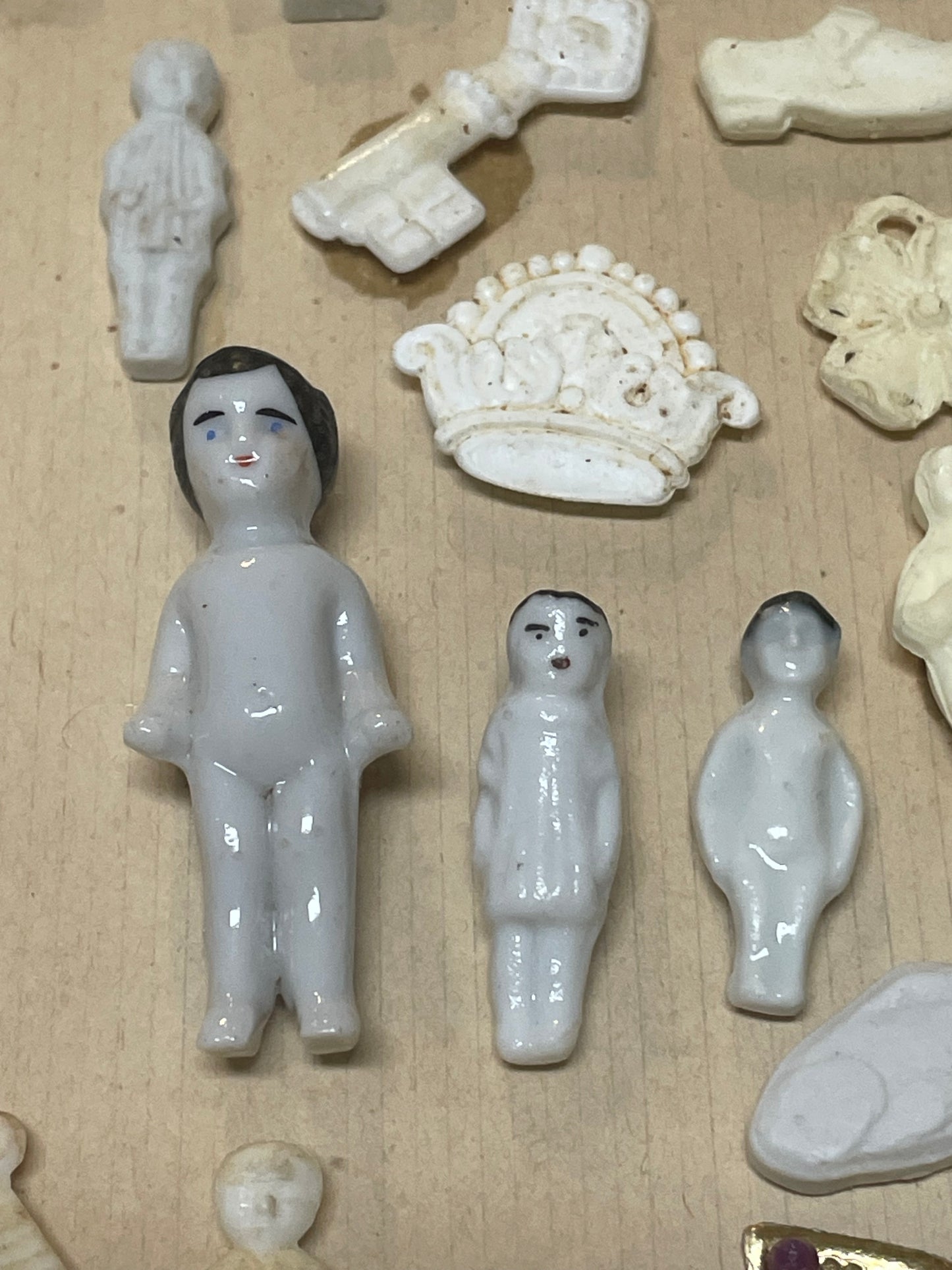 Teca con collezione di fave, dalle Frozen Charlotte ai giorni nostri