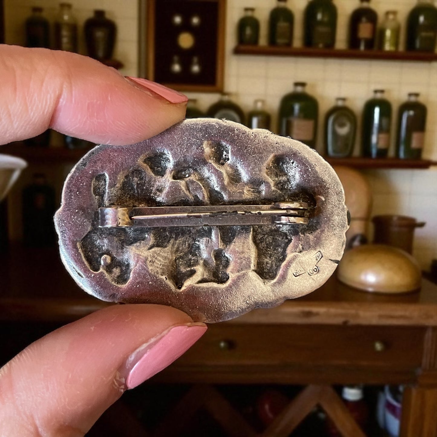 Spilla Wunderkammer con scena di estrazione dente - prima metà ‘900