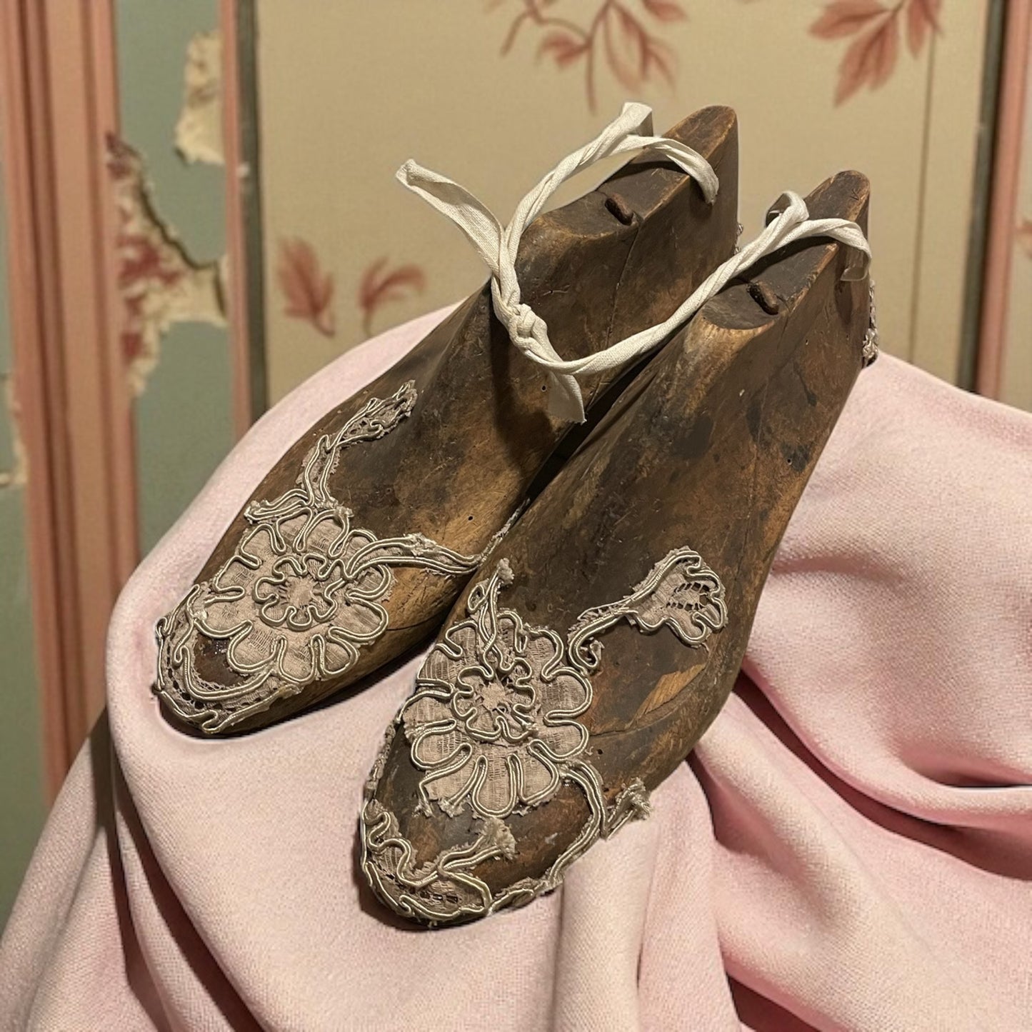 Antiche forme per scarpe femminili con pizzo e passamanerie