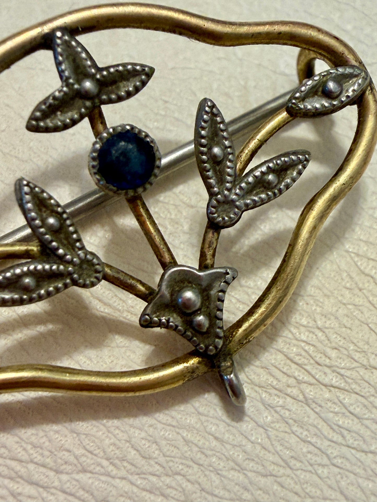 Deliziosa e fine spilla da giorno placcata oro con pasta vitrea blu centrale, fine ‘800 - primo ‘900