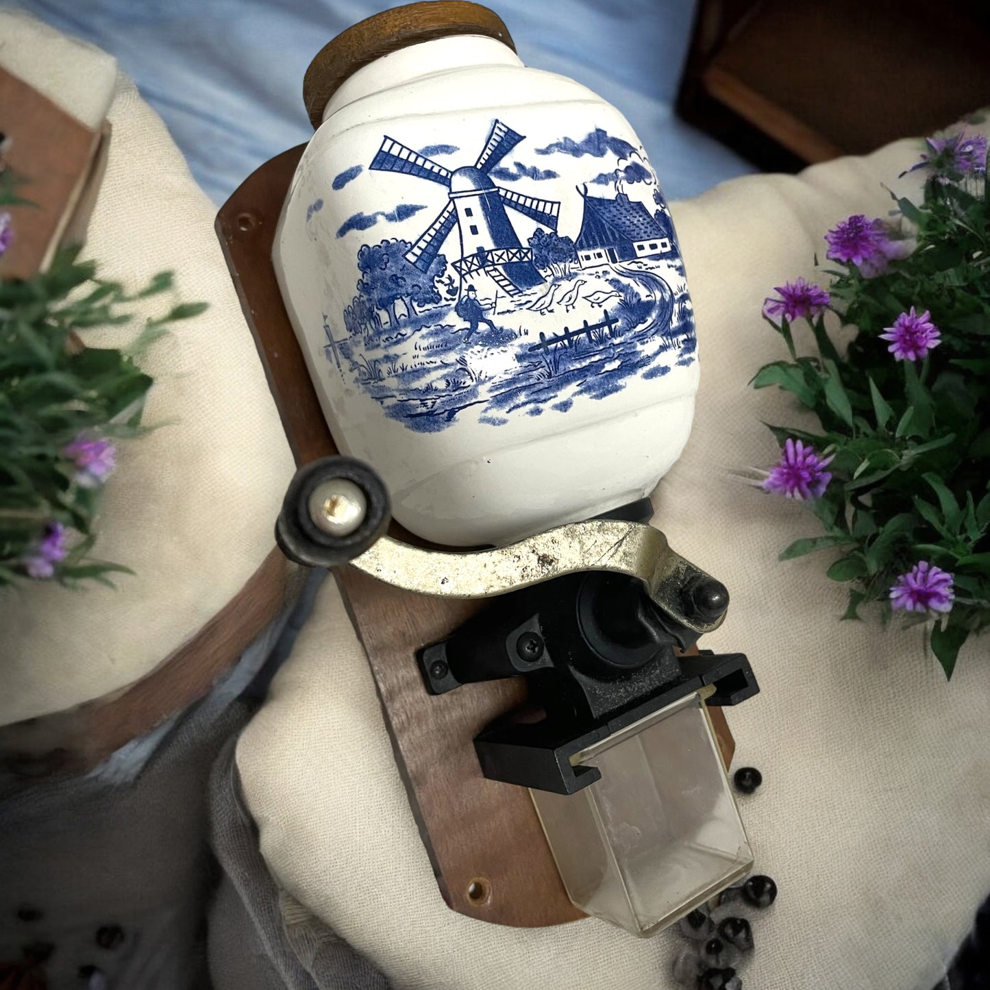 Dutch coffee grinder wall grinder Delft